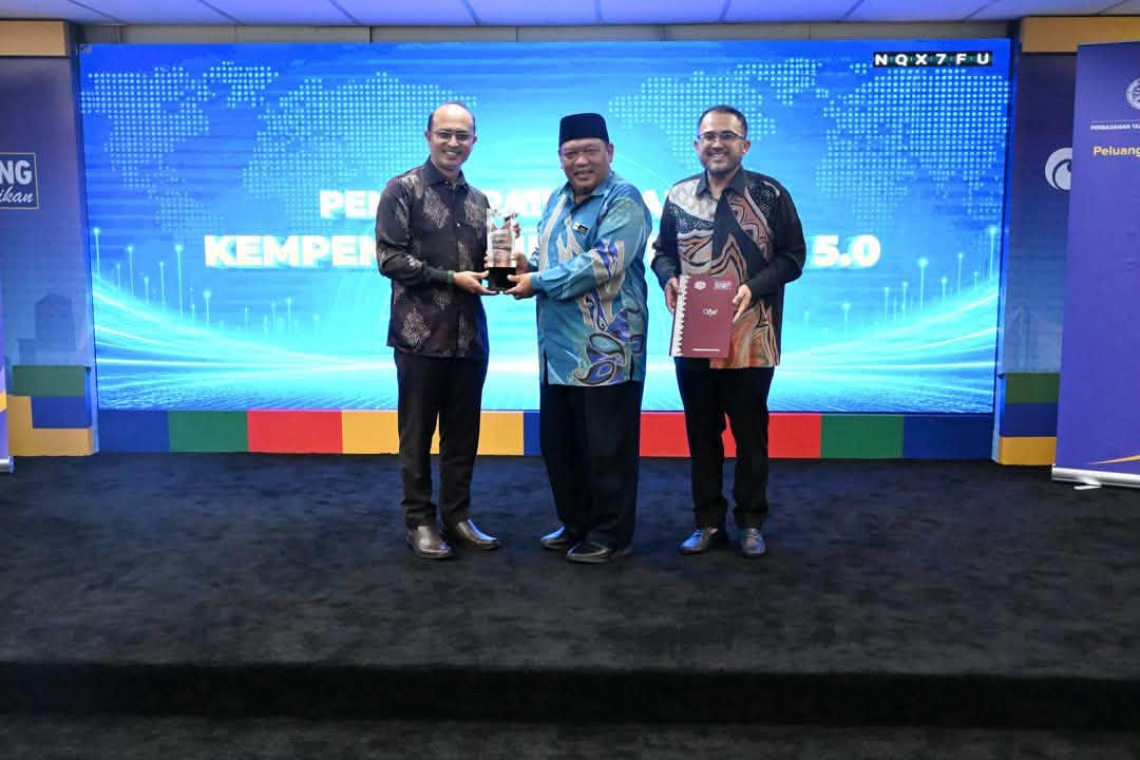 Kunjungan Hormat &amp; Penyampaian Hadiah Kempen Cashless Boleh 5.0 Kepada PTPTN